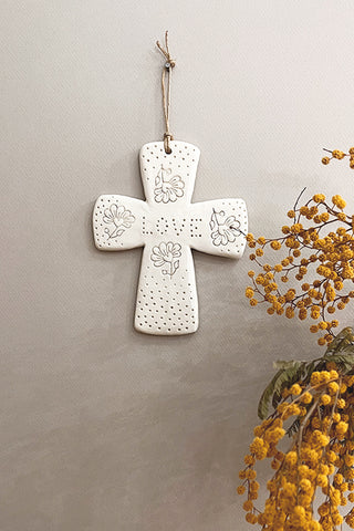 Croix Love aux quatre fleurs
