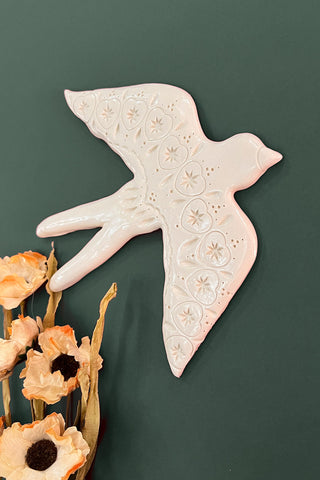 Hirondelle à la guirlande de coeurs
