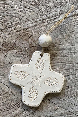 Jolie croix fleurie à perle