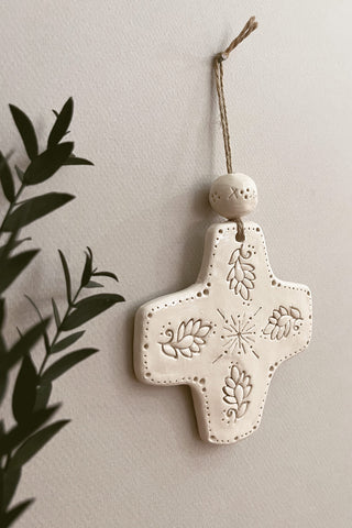 Jolie croix fleurie à perle