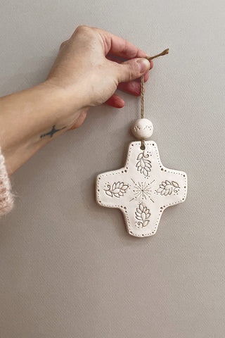 Jolie croix fleurie à perle